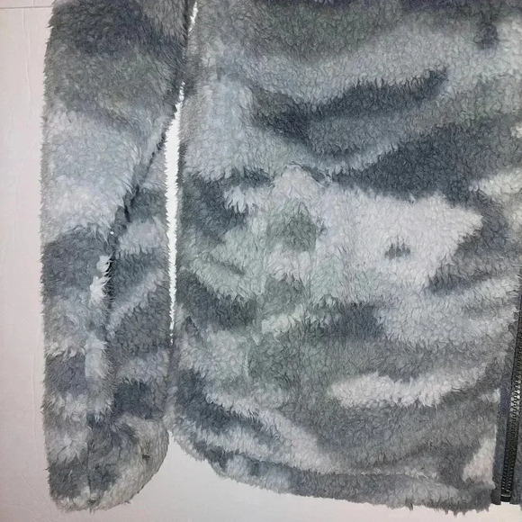 Cozy Sherpa Womens camouflage print Fleece Zip Up.  Size Small - Picture 4 of 4